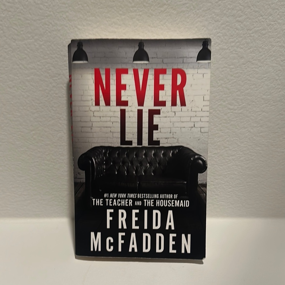 'Never Lie' Book - Freida McFadden